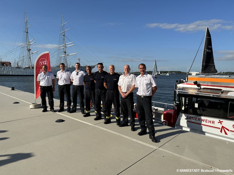 Die Kameraden der Feuerwehr Stralsund vor dem modernsten Boot dieser Klasse an der Küste von M-V