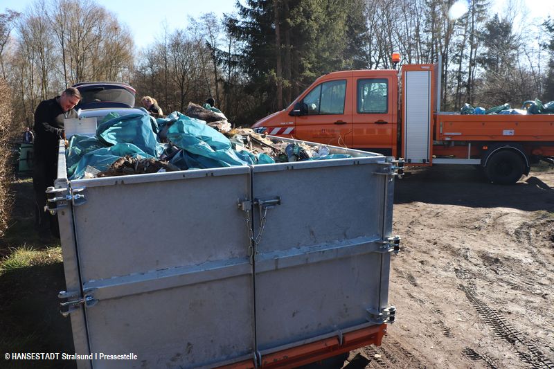 Abholbereit - ein Container mit Müll