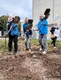 Spatenstich mit Schwung - v.l.n.r. Planerin Silke van Ackeren, Jugendkoordinator Peter Kladek und Arndt Melms vom sport live e.V. vor der Baugrube des zukünftigen Kletterfelsens, rechts Projektleiterin Solveig Wieck von der Stadterneuerungsgesellschaft mbH