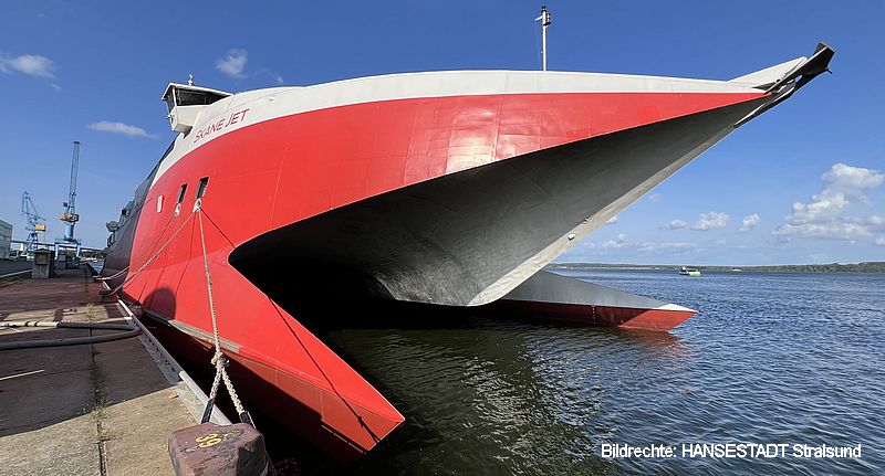 Der Skane Jet noch an der Kaikante, bevor er mit dem Schiffslift an Land gebracht wird Der Skane Jet noch an der Kaikante, bevor er mit dem Schiffslift an Land gebracht wird