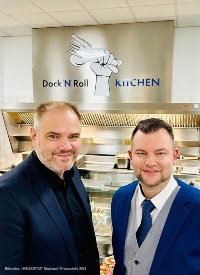 Oberbürgermeister Alexander Badrow und Nico Bothe feiern die Eröffnung der WERFTKÖCHE in der Dock 'N' Roll Kitchen