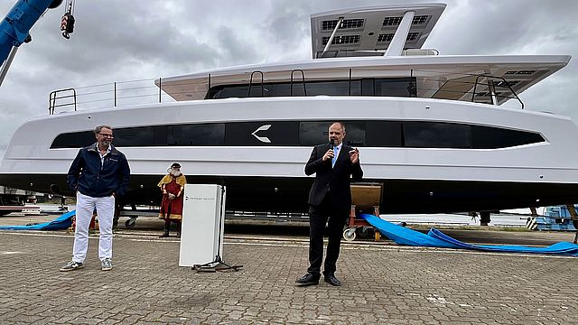 Oberbürgermeister Alexander Badrow (r.) sagt anlässlich der PIONEER ONE: "Heute feiern wir die erste Taufe eines komplett hier neu gebauten Schiffes, seitdem wir Eigentümerin der VOLKSWERFT sind." Oberbürgermeister Alexander Badrow (r.) sagt anlässlich der PIONEER ONE: