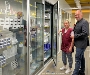Unternehmensbesuch Sanacorp - Gruppenleiterin Martina Beier (.) erklärt dem Oberbürgermeister die Kühlketten